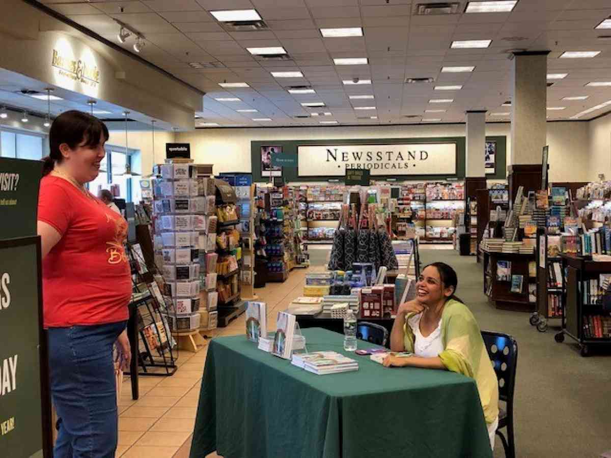 Forbidden-Alaysia-Shraddha-Patel-Attended-the-Book-Signing-Event-at-Barnes-&-Noble